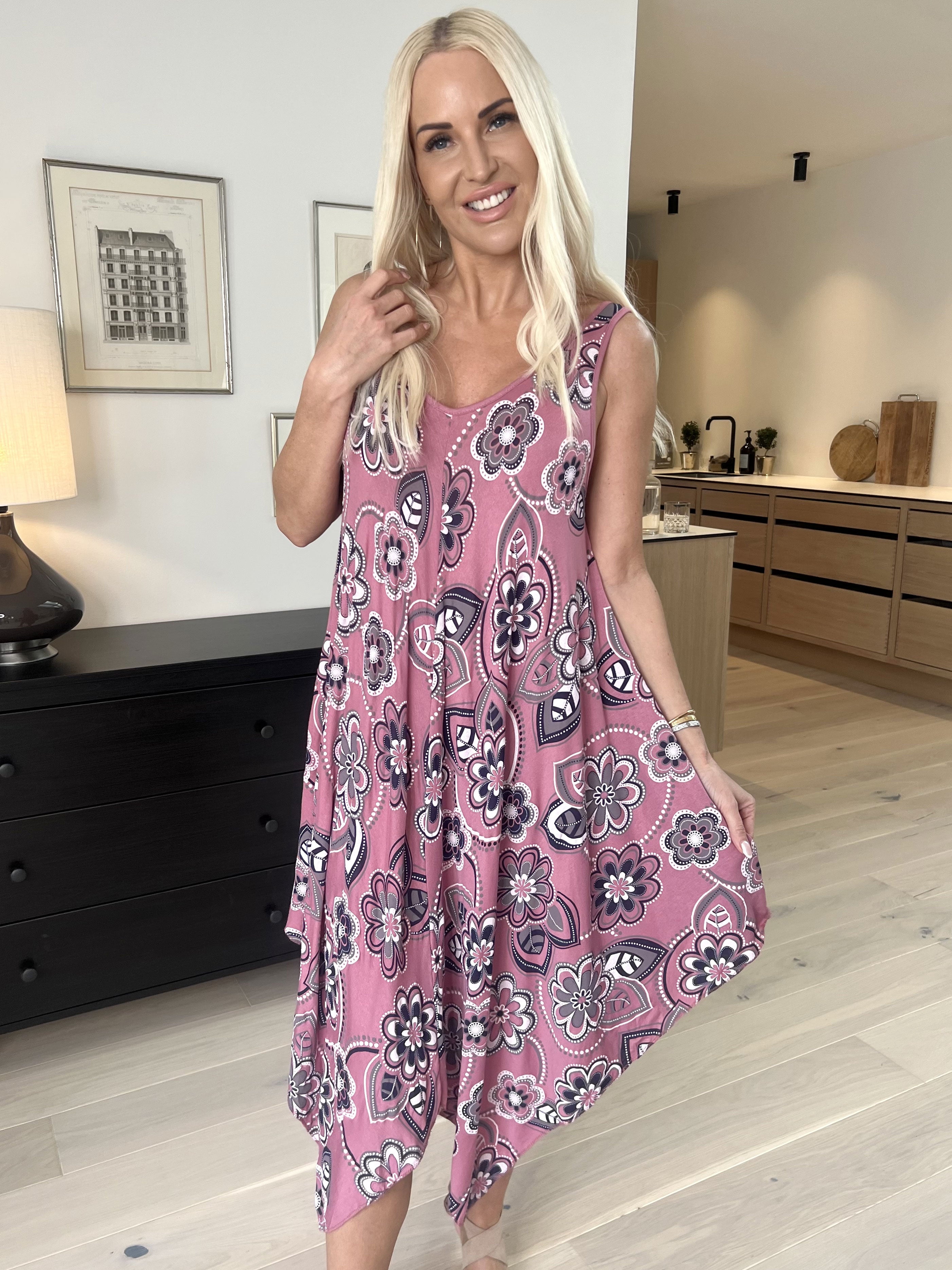 Veronica Flower - Sommerkjole med blomsterprint og brede stropper